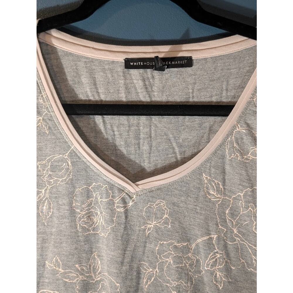 WHBM Tee Womens Size XS Light Gray Vneck Pink Floral Shimmer Gauze Hem